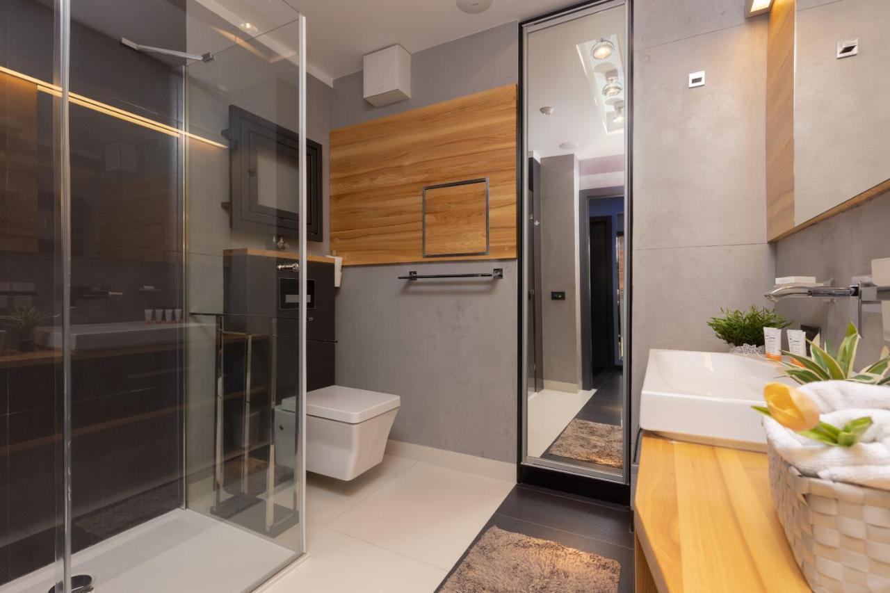 Warsaw Srodmiescie Riverside Three-Bedroom Apartment By Renters Exterior photo